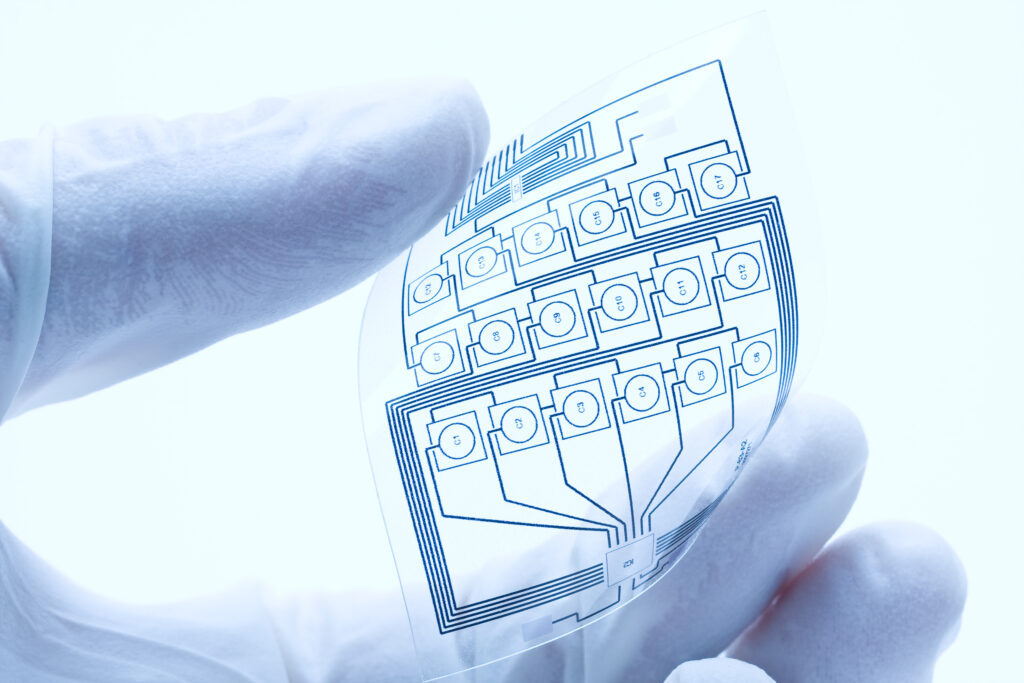 Technicien tenant un circuit électronique flexible, projet RoLA-FLEX