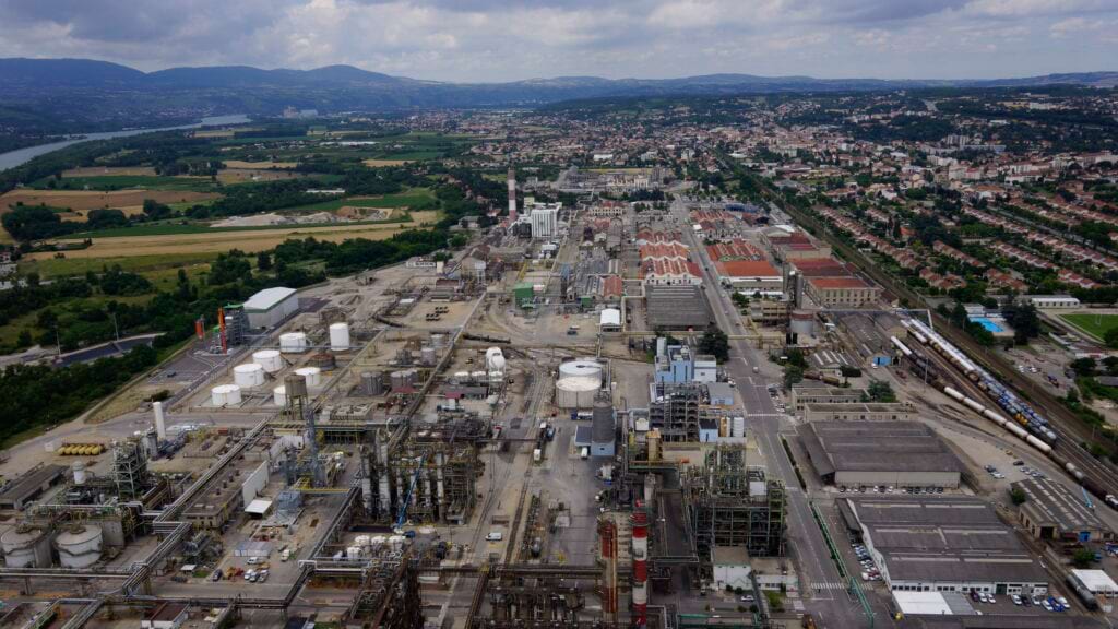Vue aérienne de la plateforme chimique de Roussillon sur laquelle SEQENS lance la construction d'une nouvelle unité de production de paracétamol 